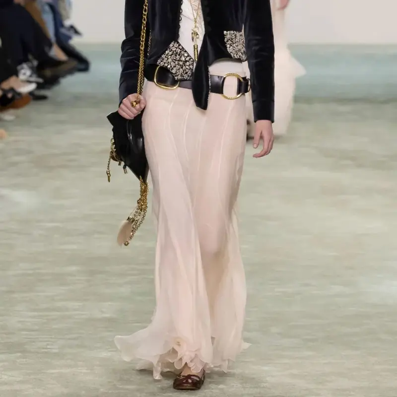 "Nude" long skirt is the romantic trend of skirt in spring and summer 2025